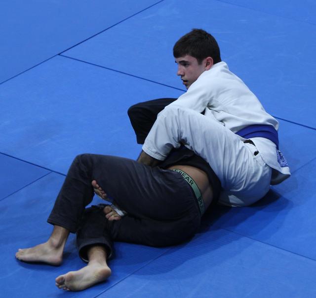 Gonçalo competing in a blue belt match